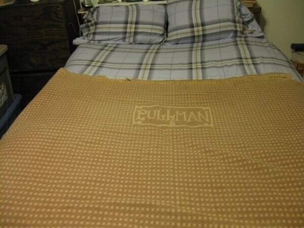 6. "Хорошее шерстяное одеяло будет служить вам много лет. Это было сделано примерно в 1927 году, даже чуть раньше, и использовалось в вагонах поездов Pullman. Их до сих пор распродают, я купила свое в Интернете"