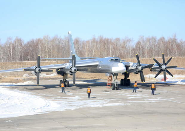 Авиационный полк стратегических ракетоносцев Ту-95мс дальней авиации отработал командирские полёты