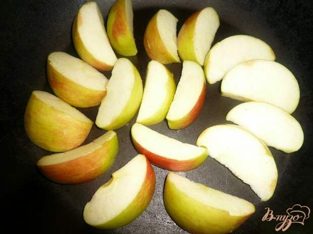 Фото приготовление рецепта: Куриные бедрышки с яблоками шаг №2
