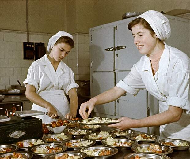 Питание в СССР должно было быть сытным, качественным и простым в приготовлении.
