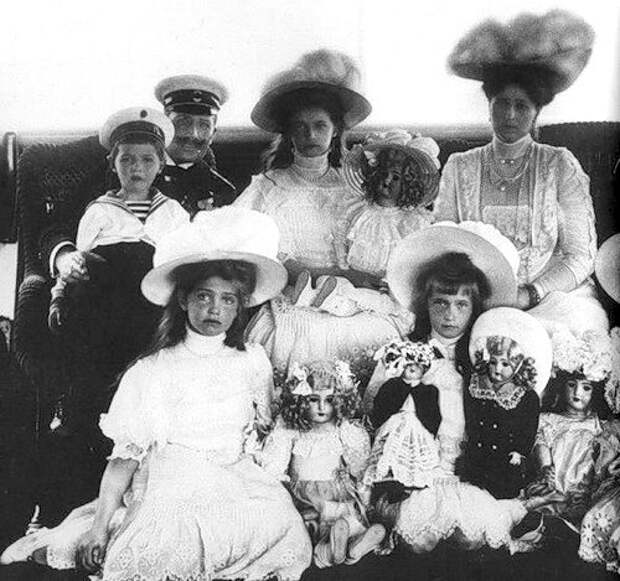 Алексей, Татьяна, Александра Фёдоровна, Мария и Анастасия на императорской яхте Штандарт, 1911 год