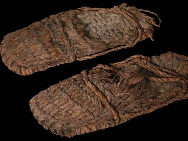 Сандалии 9300 лет Эта пара обуви была найдена в штате Орегон. Удивительно, что структура вязаных сандалий сохранилась так хорошо. Канатные ремни надежно скрепляют всю конструкцию: археологи полагают, что такой тип обуви был распространен среди путешественников того времени.