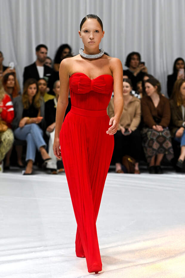 Лила Грейс Мосс на показе Richard Quinn весна-лето 2022