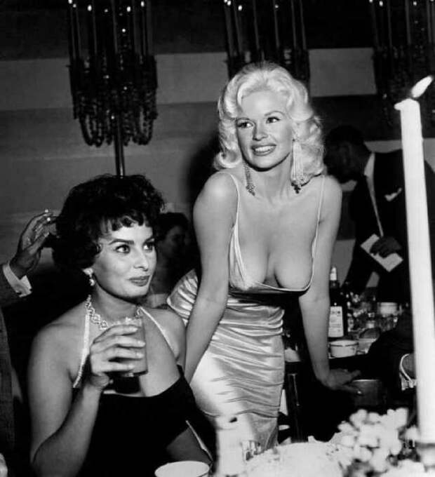 Софи Лорен на вечеринке в Лос-Анджелесе, 1957 год.