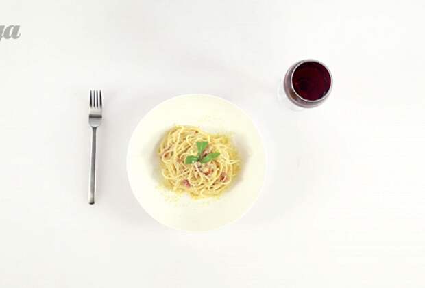 Фото приготовления рецепта: Спагетти карбонара с красным луком - шаг 4