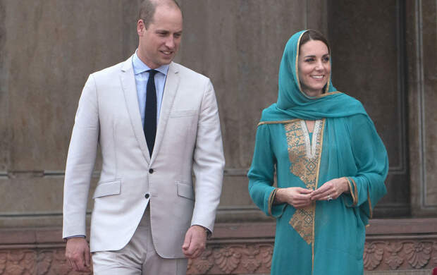 По следам леди Ди: Кейт Миддлтон и принц Уильям без обуви пришли в мечеть в Пакистане