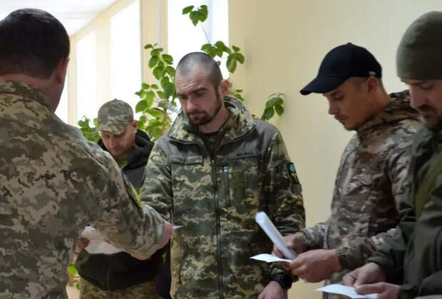 МИД Украины запретил оказывать консульские услуги украинцам призывного возраста