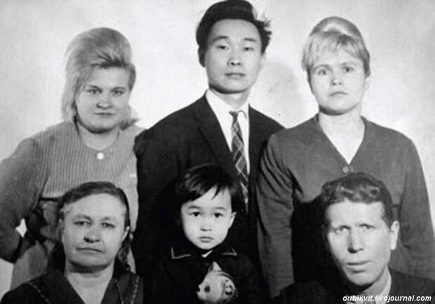 Маленький Витя Цой с родственниками (в верхнем ряду справа мать и отец) семья, слушают, фото