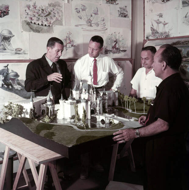 Уолт Дисней обсуждает макет будущего Диснейленда, Лос-Анджелес, 1954 год дисней, ретро, фотография