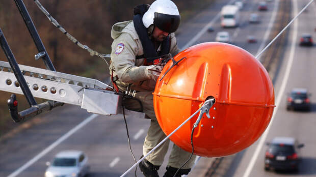 Зачем над трассами на провода вешают крупные разноцветные шары