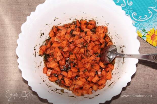 В готовый маринад выложить морковь и тщательно перемешать.