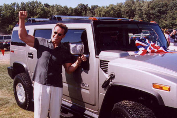 В 2002-м году вышел Hummer H2 и Арнольд тут же прикупил (а может и получил бесплатно) себе парочку экземпляров Арнольд Шварценеггер, авто, шварценеггер