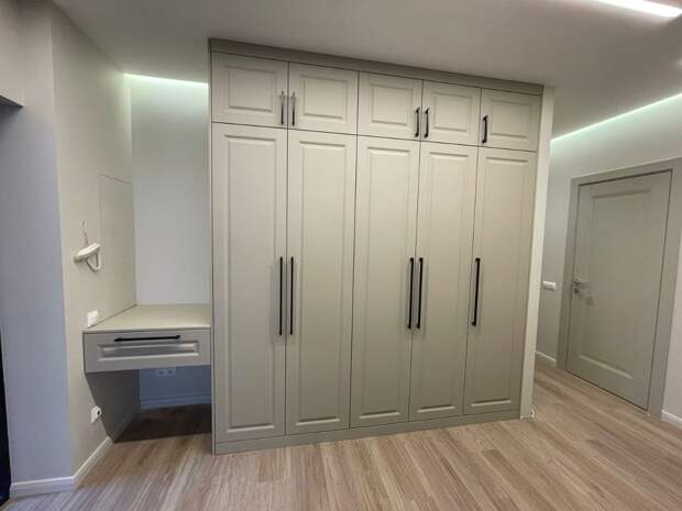 Шкаф на заказ в прихожую, сделанный компанией Hansa Mebel в серых тонах