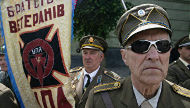 Ветераны УПА во время празднования Дня Героев у памятника Степану Бандере. Архивное фото