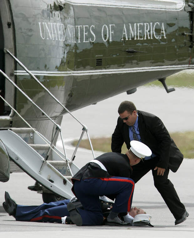 Этот военный не смог пережить встречи с президентом США Джорджем Бушем и упал в обморок возле президентского вертолета
