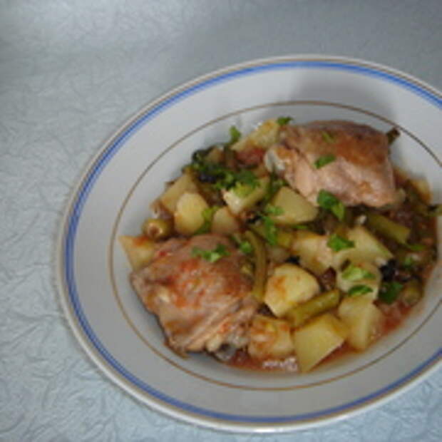 Картофель с куриными бедрышками и зеленой фасолью