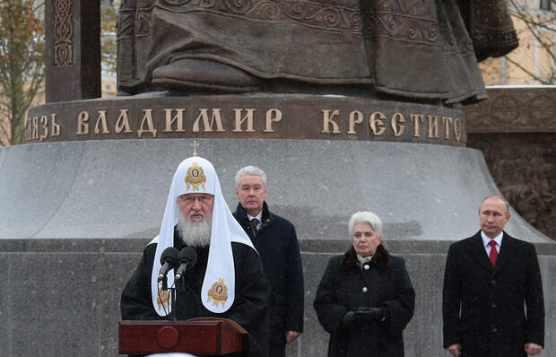 Патриарх Московский и всея Руси Кирилл, мэр Москвы Сергей Собянин, вдова писателя Александра Солженицына Наталия Солженицына и президент России Владимир Путин на открытии памятника святому равноапостольному князю Владимиру на Боровицкой площади