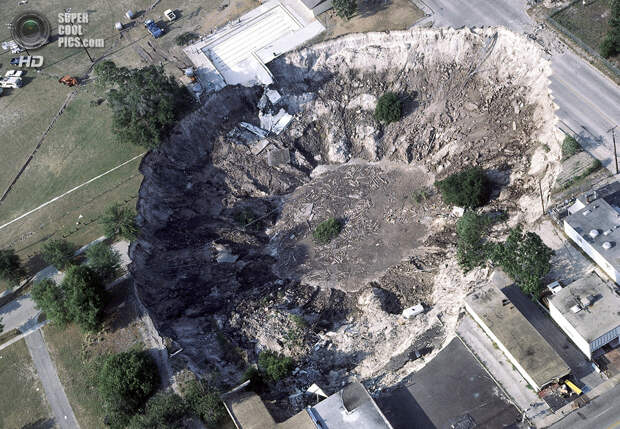 США. Уинтер-Парк, Флорида. 11 мая 1981 года. Гигантская карстовая воронка, похоронившая дом, несколько спортивных автомобилей и бассейн. (AP Photo)