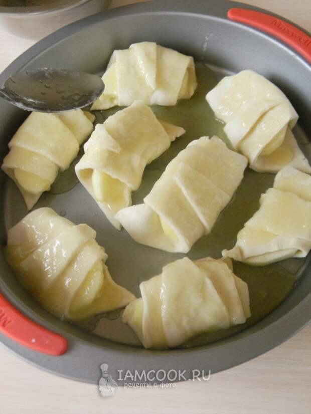 Полить слойки маслом