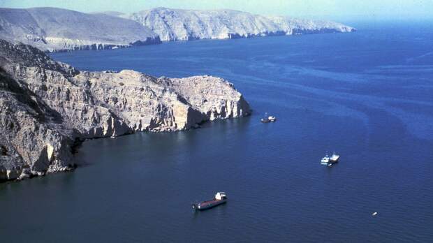 Иран пригрозил суровым ответом на приближение любых военных кораблей к Ормузскому проливу