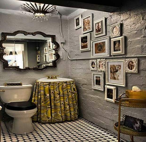 Прекрасный вариант оформления ванной комнаты с очень оригинальными обоями, что создали теплую и уютную обстановку.