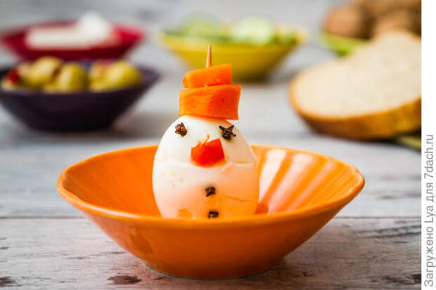 Снеговичок из вареного яйца и моркови