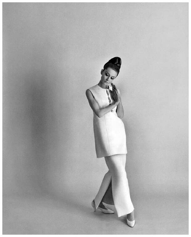 Audrey Hepburn photographed by Cecil Beaton (in New York, April, 1964) for a fashion editorial for American Vogue, edition of June 1964 Photo  Cecil Beaton.jpg