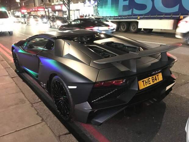 Суперкар Lamborghini Aventador SV бросили на улице после ДТП (14 фото) Суперкар Lamborghini Aventador SV бросили на улице после ДТП (14 фото)