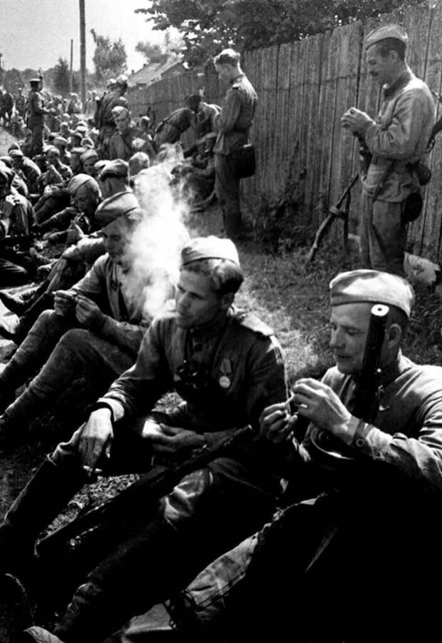 1944. Бойцы 2-го Белорусского фронта отдыхают на привале.