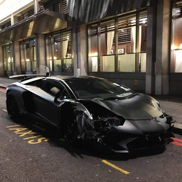 Суперкар Lamborghini Aventador SV бросили на улице после ДТП (14 фото) Суперкар Lamborghini Aventador SV бросили на улице после ДТП (14 фото)