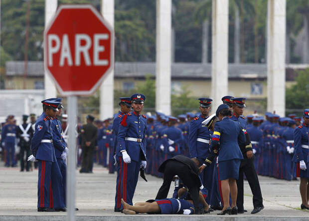 Курсант упал во время церемонии, посвященной похоронам президента Венесуэлы Уго Чавеса в Каракасе