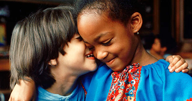 Двое детей в школе Бронкса: спонтанный жест дружбы и взаимопонимания.