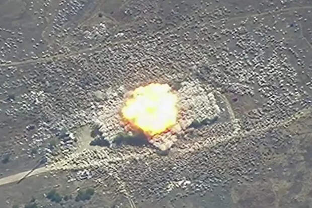 Яма 10 метров и черный дым: в Киеве прогремел страшный взрыв