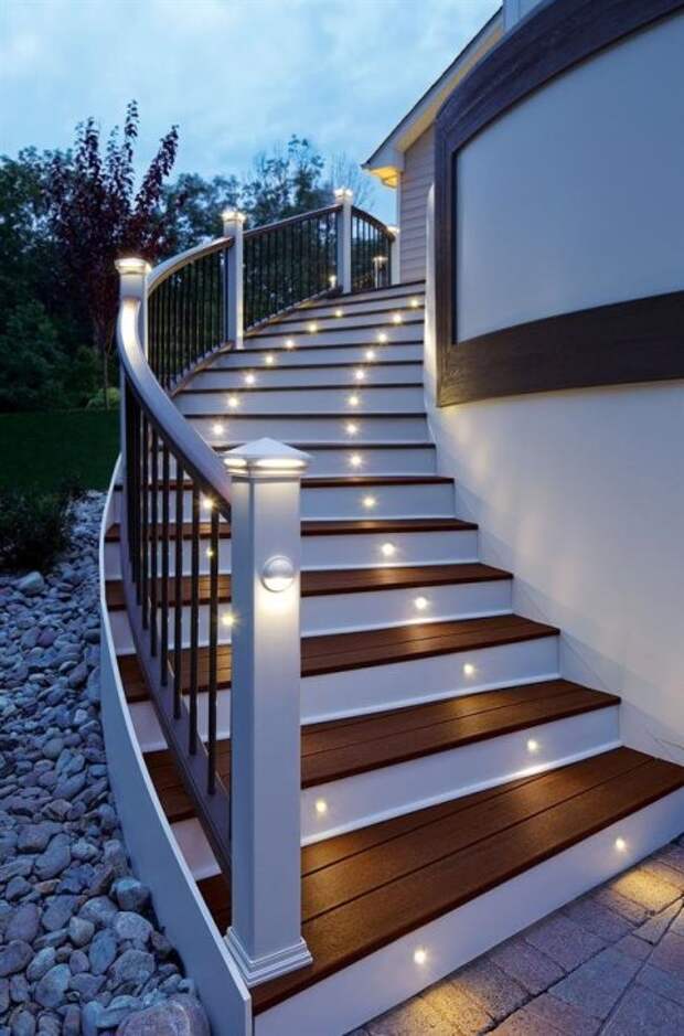 Яркое освещение лестницы на заднем дворе - практичное решение. 