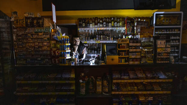 «СТРАНА.ua»: под Киевом большие очереди на АЗС из-за блэкаута