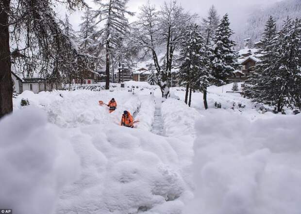 Застряли в зимнем раю: 13000 туристов оказались в ловушке на швейцарском горнолыжном курорте