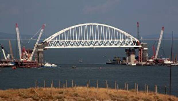 Железнодорожная арка строящегося моста через Керченский пролив. Архивное фото