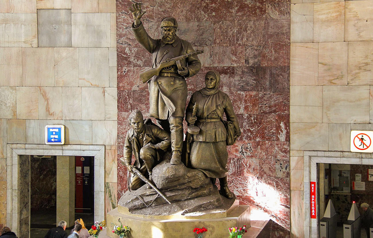 10 самых интересных скульптур Московского метро