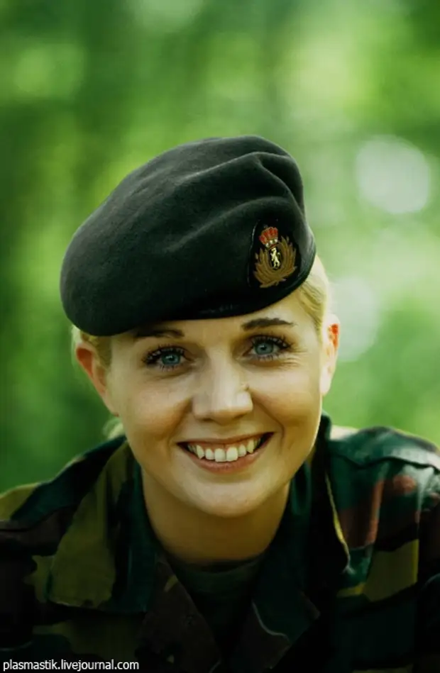 Фото девушки армии. Женщины военные. Девушки в военной форме. Девушки в армии. Красивые женщины в военной форме.