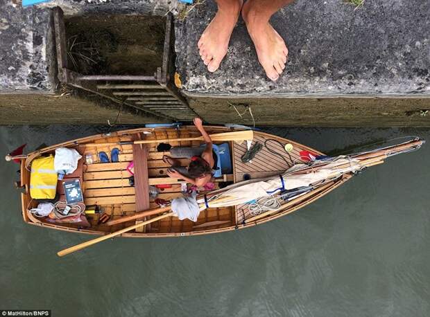 Супружеская пара проплыла на самодельной лодке с веслами путь из Англии во Францию лодка, путешествие