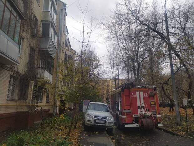 Спасатели потушили пожар в доме на Волоколамском проезде