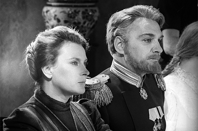 Любовь Соколова в роли Ольги и Леонид Иванов в роли Вершинина в фильме «Три сестры». 1963 год