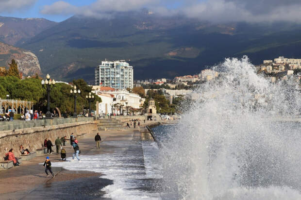 Обледенение судов и волны до 5 метров: штормовое предупреждение объявлено в акваториях Крыма