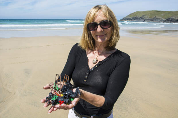 Один из пляжей британского графства Корнуолл знаменит необычным явлением: время от времени там на берегу появляются детали конструктора Lego. выбросило на берег, интересное, море, шторм