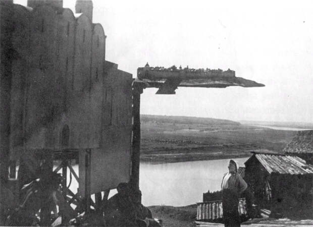 Так в кино создавались панорамы несуществующих городов в доцифровую эпоху (на съемках фильма «Александр Невский», 1938 год)