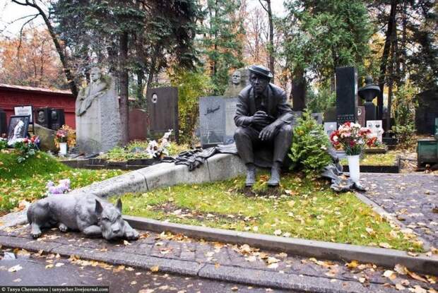 Памятник Юрию Никулину на могиле на Новодевичьем кладбище.