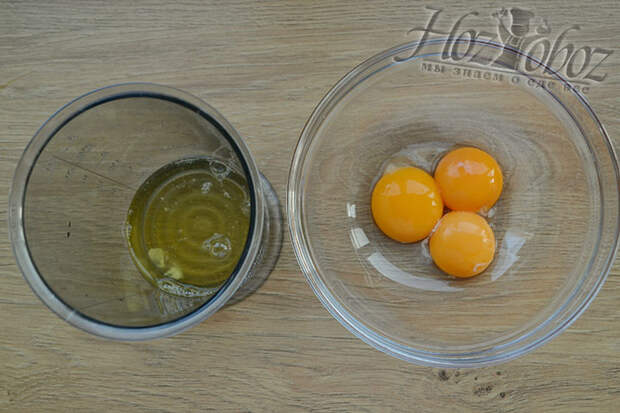 Берем охлажденные яйца и отделяем белки от желтков. Белки сразу взбиваем, а желтки пока оставляем в миске