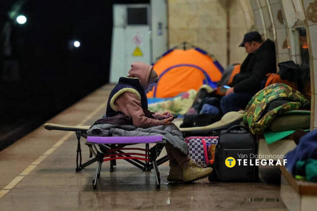 Кадры из киевского метро, где люди ночуют во время воздушной тревоги