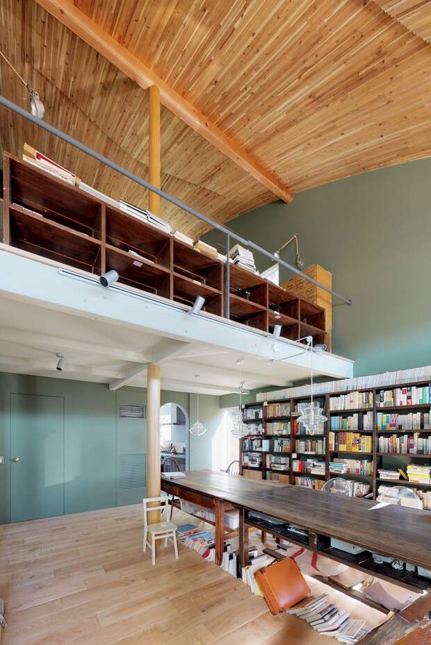 Двухэтажный дом-библиотека для жизни и работы в Японии