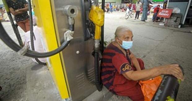 Премьер Шри-Ланки: в стране осталось бензина на один день